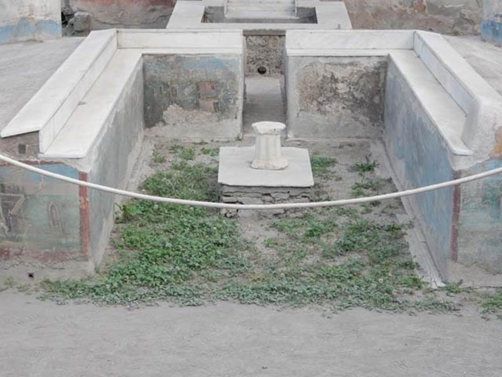 7.12 Pompeii. May 2017. Looking south. Water feature on inside of summer triclinium. showing feed from tank of nymphaeum.