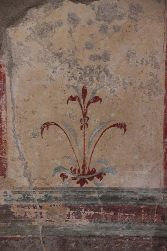 I.7.12 Pompeii. September 2021.
Painted decoration on east side of doorway in north wall. Photo courtesy of Klaus Heese.