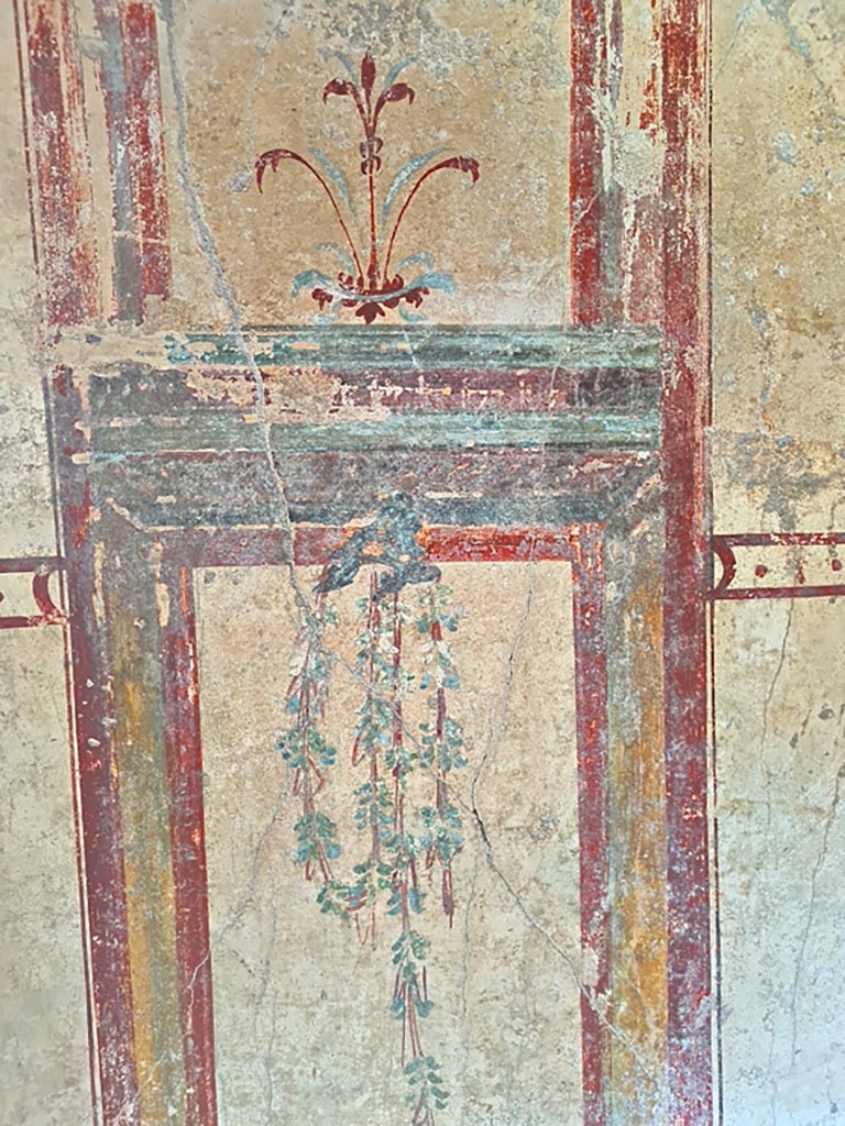 I.7.12 Pompeii. March 2024.
Detail of painted decoration on east side of doorway in north wall. Photo courtesy of Giuseppe Ciaramella.