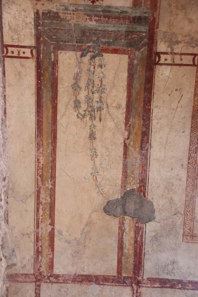 I.7.12 Pompeii. September 2021.
Detail of painted decoration on east side of doorway in north wall. Photo courtesy of Klaus Heese.