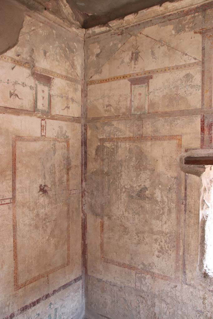 I.7.12 Pompeii. September 2021.
Looking towards south wall in south-east corner of cubiculum. Photo courtesy of Klaus Heese.