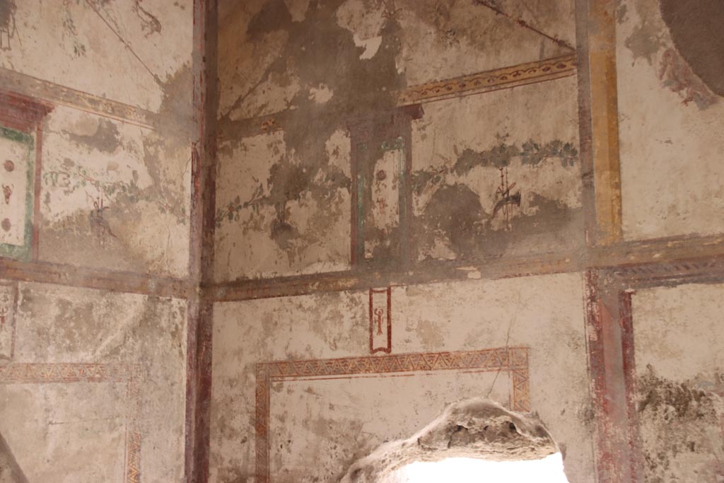 I.7.12 Pompeii. May 2024. Upper south-west corner and west wall of cubiculum. Photo courtesy of Klaus Heese.