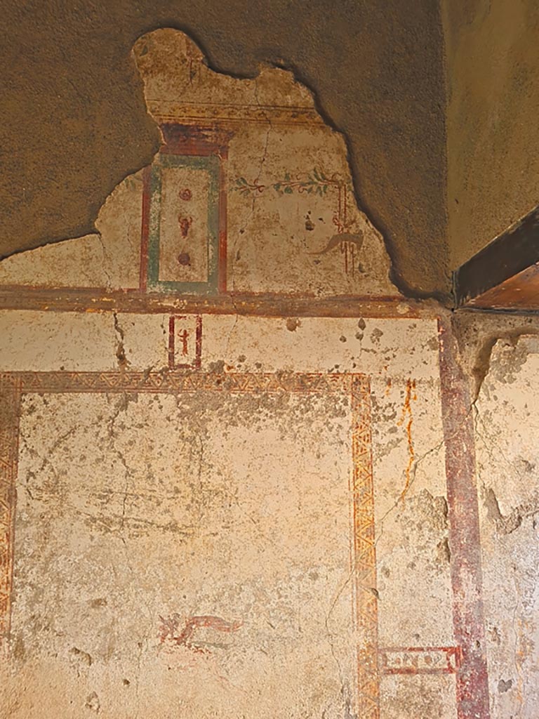 I.7.12 Pompeii. March 2024.
Upper west wall of cubiculum towards north end. Photo courtesy of Giuseppe Ciaramella.