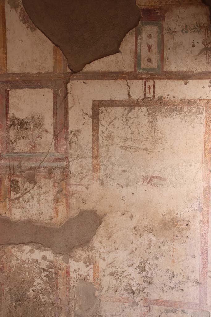 I.7.12 Pompeii. September 2021.
West wall of cubiculum towards north end. Photo courtesy of Klaus Heese.