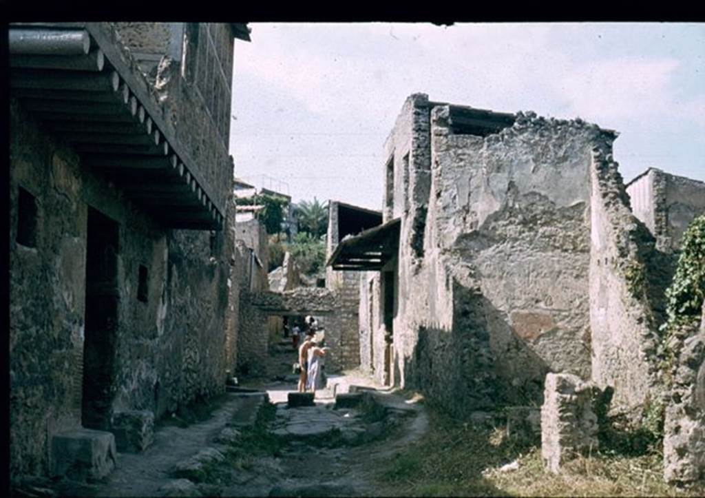 I.7.17 Pompeii, on right, together with I.7.16. Looking north along Vicolo di Paquius Proculus. I.10.18 is on the left.
Photographed 1970-79 by Günther Einhorn, picture courtesy of his son Ralf Einhorn.
