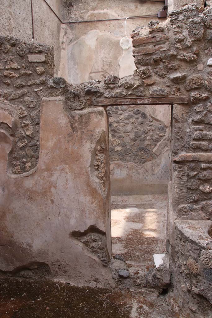 I.7.19 Pompeii. September 2021.
Doorway to small garden area at rear of tablinum. Photo courtesy of Klaus Heese.