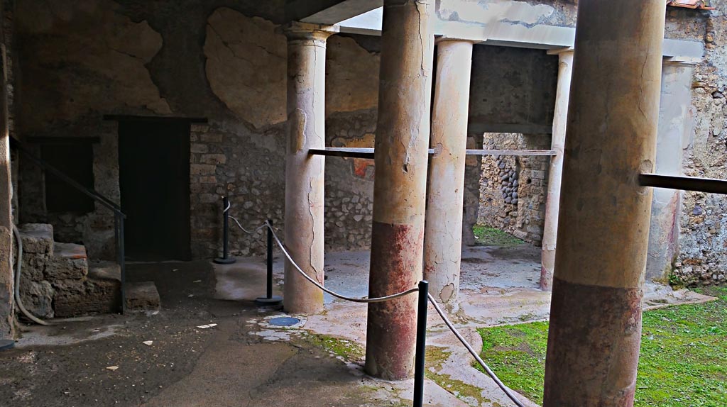 I.7.19 Pompeii. 2017/2018/2019.
Looking east across north portico of peristyle garden, with steps to I.7.10/11/12, on left. Photo courtesy of Giuseppe Ciaramella.