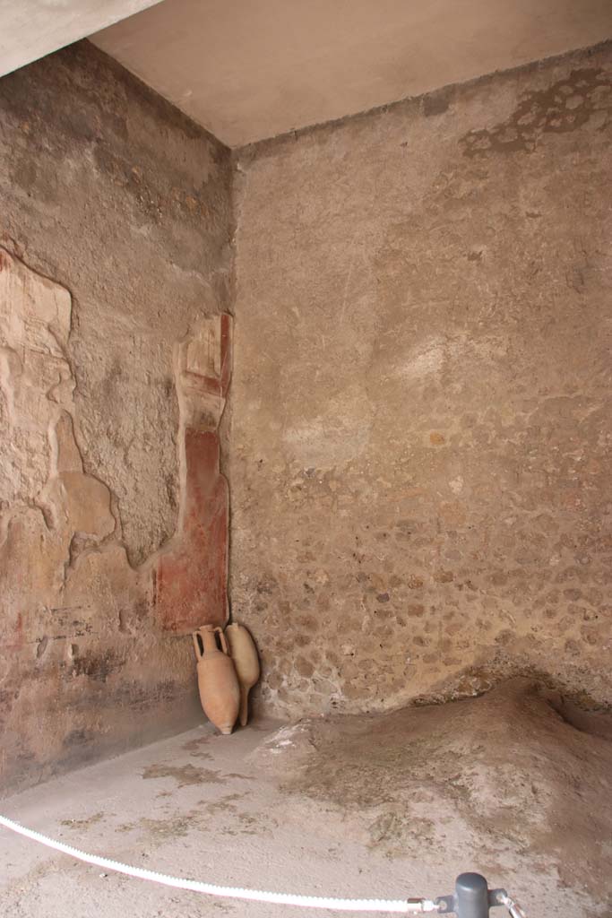 I.7.19 Pompeii. September 2021.
Looking towards north-west corner of exedra. Photo courtesy of Klaus Heese.