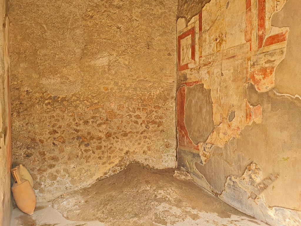 I.7.19 Pompeii. March 2024. Looking towards east wall of exedra. Photo courtesy of Giuseppe Ciaramella.