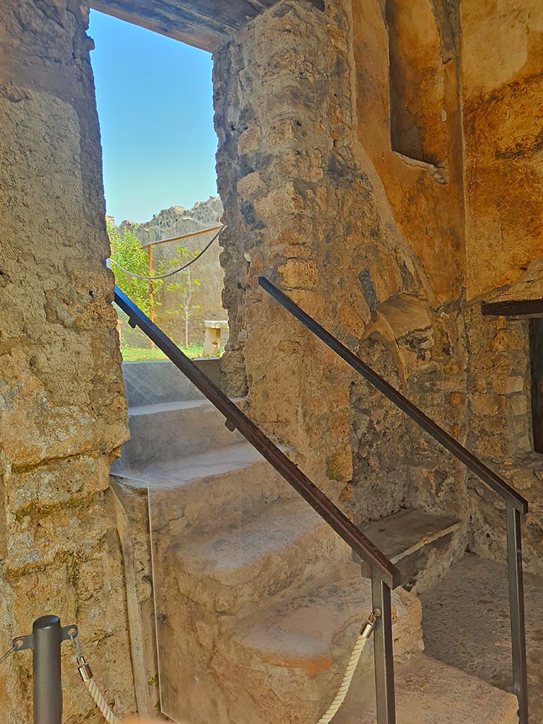 I.7.19 Pompeii. September 2024.
Steps to garden in north wall of pseudoperistyle, and two niches. Photo courtesy of Giuseppe Ciaramella.