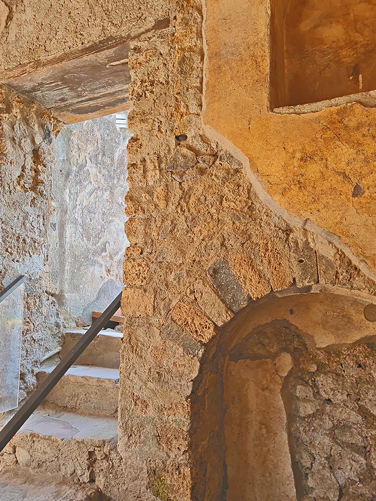 I.7.19 Pompeii. September 2024.
Looking north to steps to garden area, and parts of two niches. Photo courtesy of Giuseppe Ciaramella.