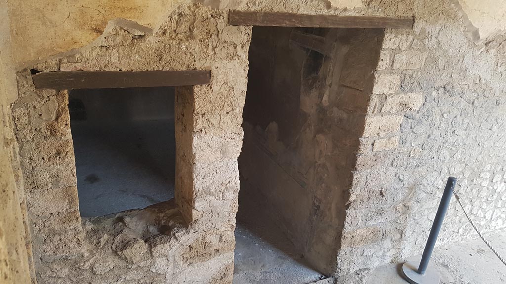 I.7.19 Pompeii. August 2023.
Looking east to window and doorway to cubiculum in north-east corner of the pseudoperistyle. Photo courtesy of Maribel Velasco.
