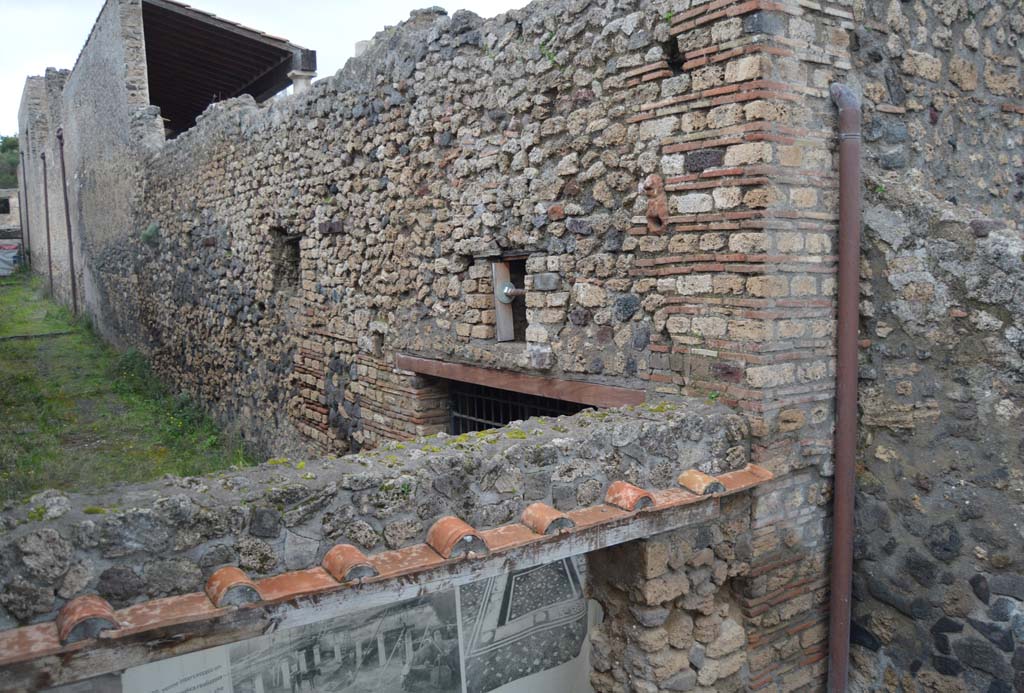 I.7.20 Pompeii. March 2018. Looking north-east towards upper east wall of Vicolo di Paquius Proculus.
Foto Taylor Lauritsen, ERC Grant 681269 DÉCOR.