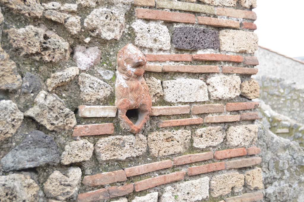I.7.20 Pompeii. March 2018. Terracotta water-spout in upper wall.
Foto Taylor Lauritsen, ERC Grant 681269 DÉCOR.