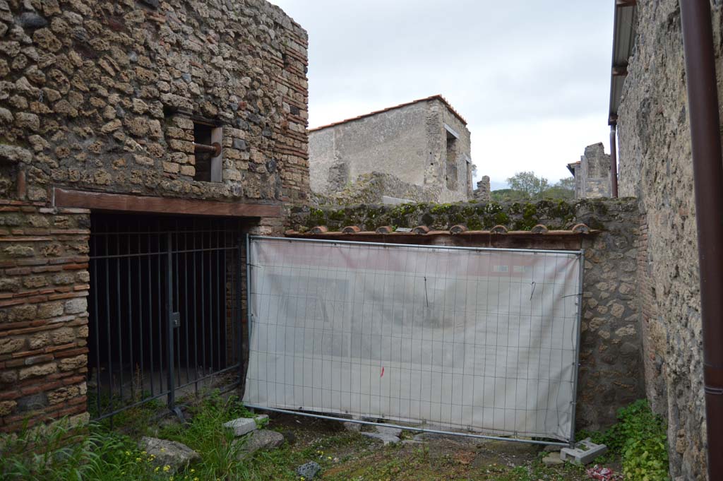 I.7.20 Pompeii, on left. March 2018. Looking south on Vicolo di Paquius Proculus.
Foto Taylor Lauritsen, ERC Grant 681269 DÉCOR.