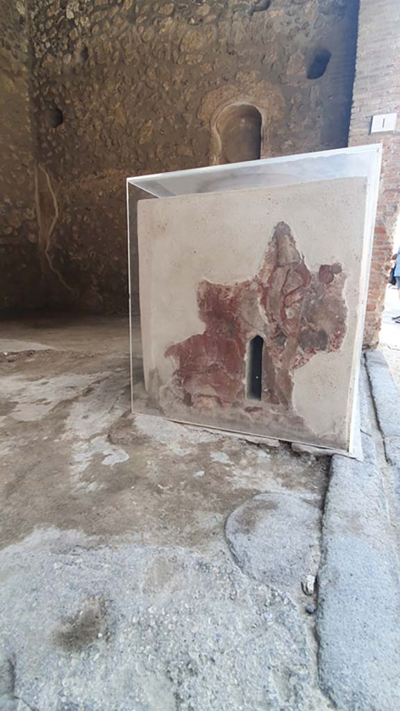 I.8.1 Pompeii. July 2021. Looking towards west end of counter and doorway threshold.
Foto Annette Haug, ERC Grant 681269 DÉCOR.
