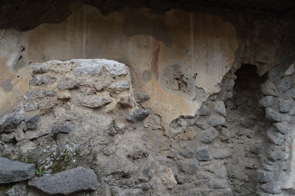 I.8.1 Pompeii. October 2018. 
Looking east towards west exterior side of altar at top of ramp, and detail of painted serpent’s coil.
Foto Taylor Lauritsen, ERC Grant 681269 DÉCOR.

