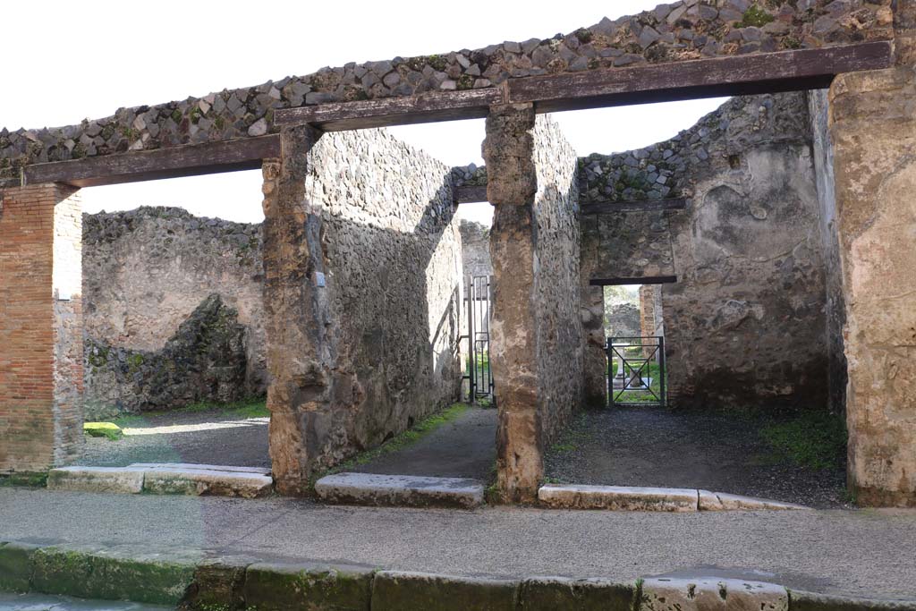 I.8.5 Pompeii, in centre. December 2018. 
Looking towards entrance on south side of Via dell’Abbondanza. Photo courtesy of Aude Durand.
