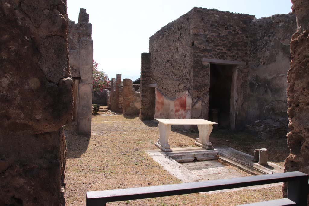 I.8.5 Pompeii. September 2019. Looking south across impluvium in atrium. Photo courtesy of Klaus Heese