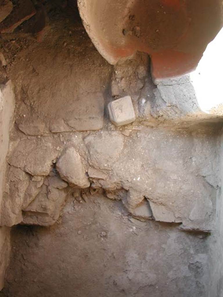 I.8.8 Pompeii. May 2003. Detail from under the counter at the north end. Photo courtesy of Nicolas Monteix.