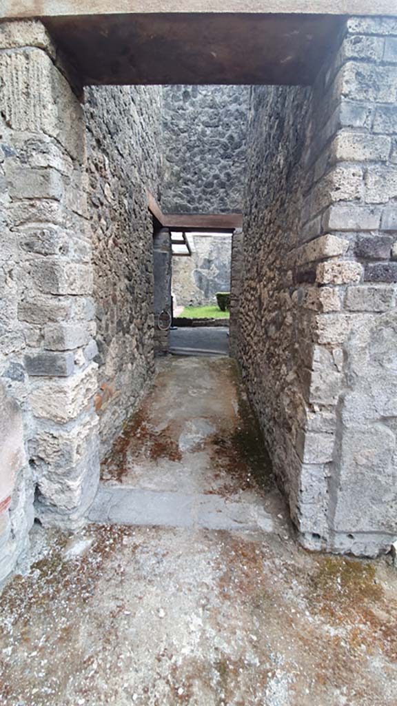 I.8.9 Pompeii. July 2021. 
Room 6, corridor or andron, leading to room 7 and portico of garden.
Foto Annette Haug, ERC Grant 681269 DÉCOR.
