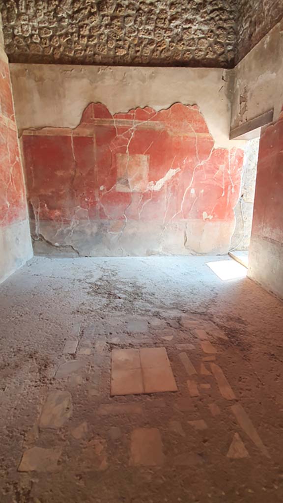 I.8.9 Pompeii. July 2021. Room 3, looking south across flooring.
Foto Annette Haug, ERC Grant 681269 DÉCOR.