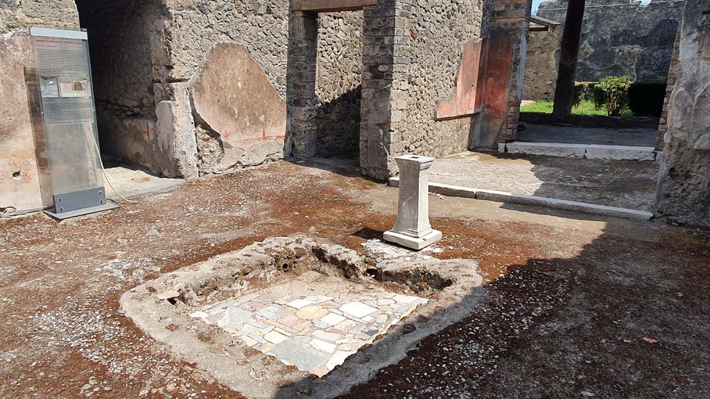 I.8.8 Pompeii. July 2021.
Looking south-east across atrium towards doorway to cubiculum 4, on left, corridor 6, in centre, and tablinum 5, on right.
Foto Annette Haug, ERC Grant 681269 DÉCOR.