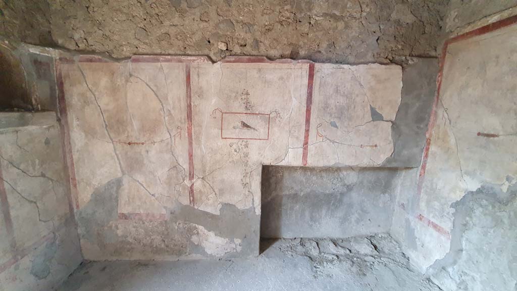 I.8.9 Pompeii. July 2021. Room 4, north wall with bed recess.
Foto Annette Haug, ERC Grant 681269 DÉCOR.