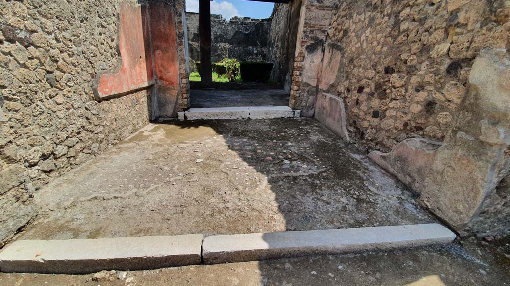 I.8.9 Pompeii. July 2021. Room 5, looking south across tablinum.
Foto Annette Haug, ERC Grant 681269 DÉCOR.
