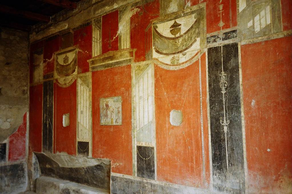 I.8.9 Pompeii. March 2010. Room 7. Triclinium. East wall, with recess. Photo courtesy of Rick Bauer.