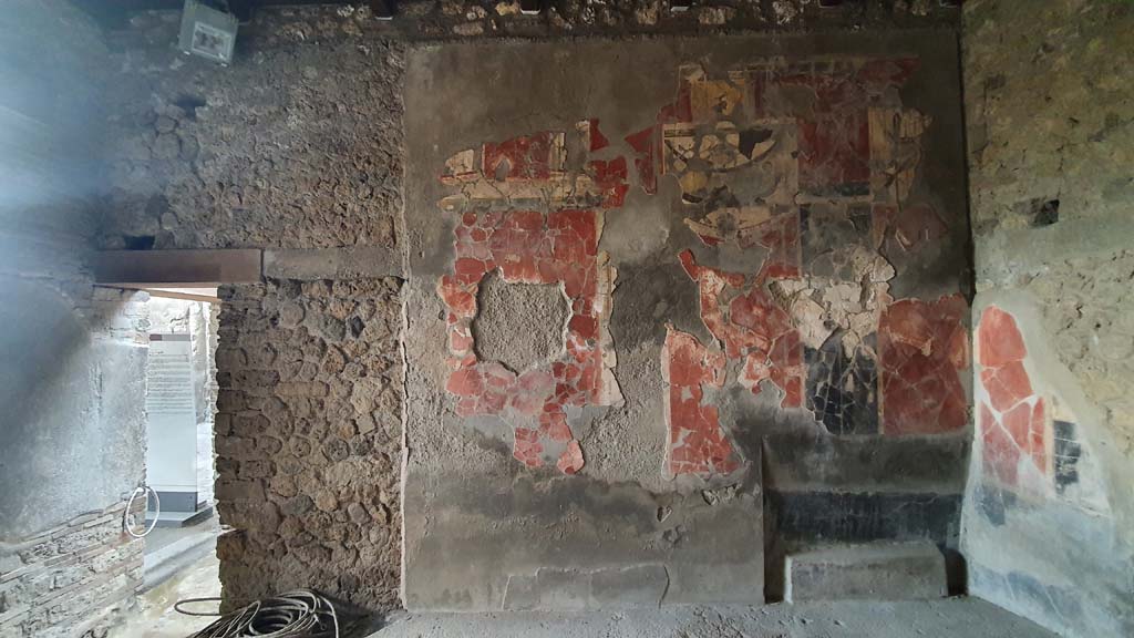 I.8.9 Pompeii. July 2021. Room 7, triclinium. Looking towards west wall with doorway to corridor 6, on left.
Foto Annette Haug, ERC Grant 681269 DÉCOR.