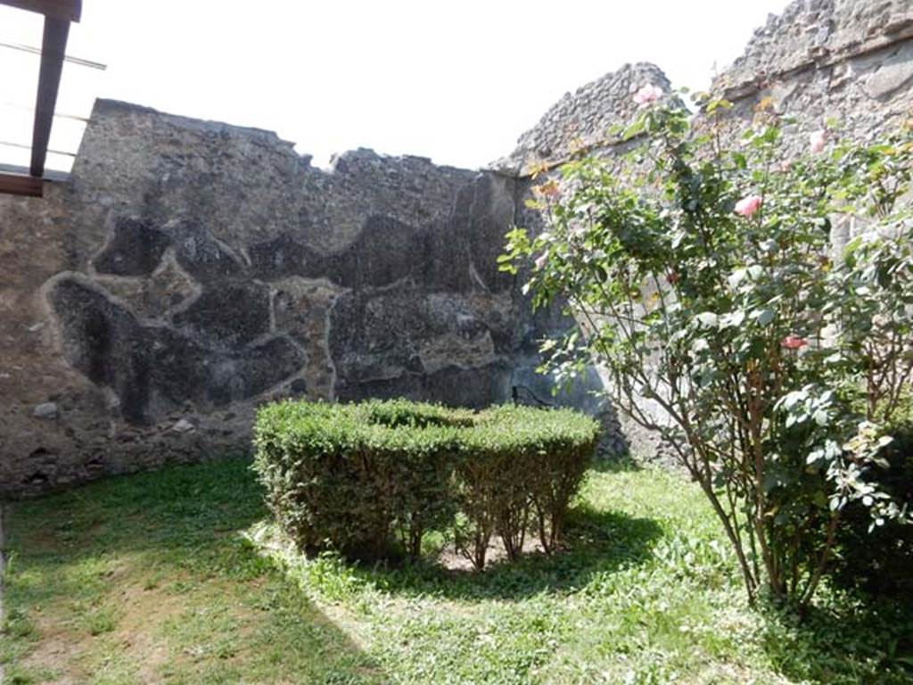 I.8.9 Pompeii. May 2015. Room 8, looking towards south-west corner of garden area.
Photo courtesy of Buzz Ferebee.