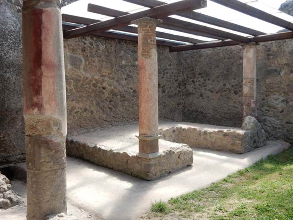 I.8.9 Pompeii. May 2015. Room 9, looking south east from portico towards triclinium.
Photo courtesy of Buzz Ferebee.