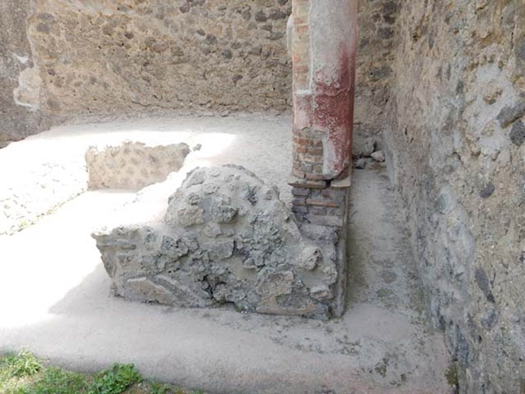 I.8.9 Pompeii. May 2015. Room 9, looking east towards the southern triclinium couch, with remains of yellow plaster on the outside. Photo courtesy of Buzz Ferebee.