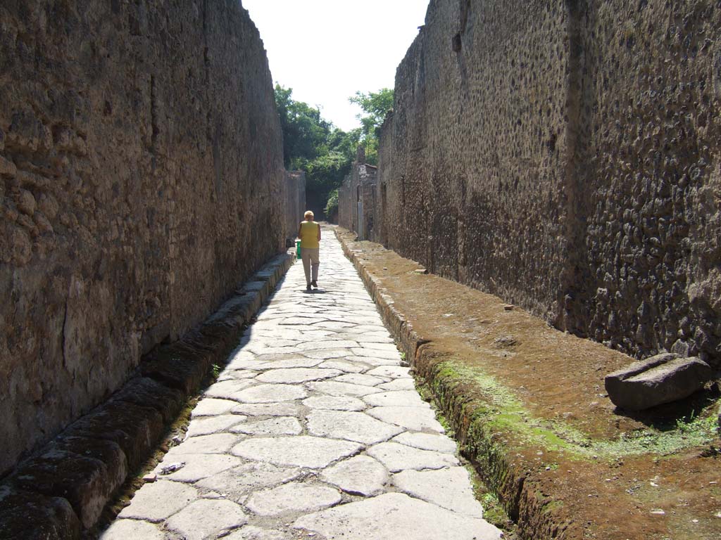 I.9 Pompeii, on left. September 2005. Roadway looking south. Side wall of I.8.9, on right.