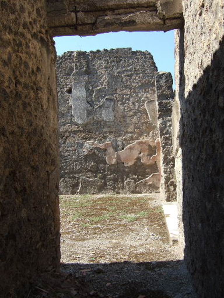 .8.9 Pompeii. September 2005. Entrance fauces, looking west.