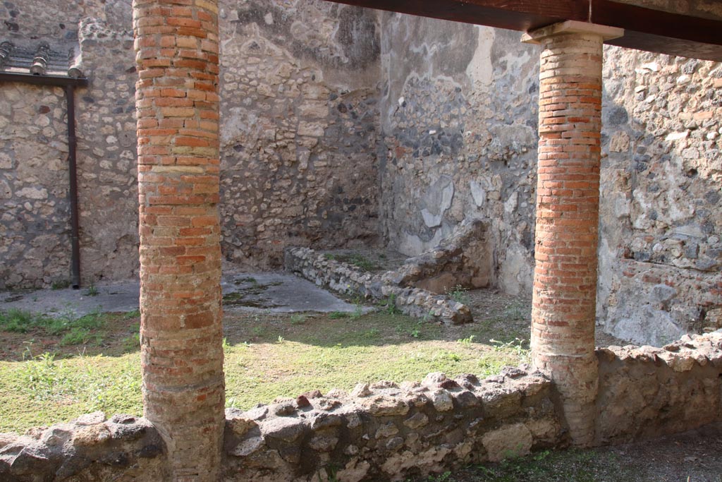 I.8.10 Pompeii. October 2022. Looking towards north-west corner of Peristyle 1. Photo courtesy of Klaus Heese. 