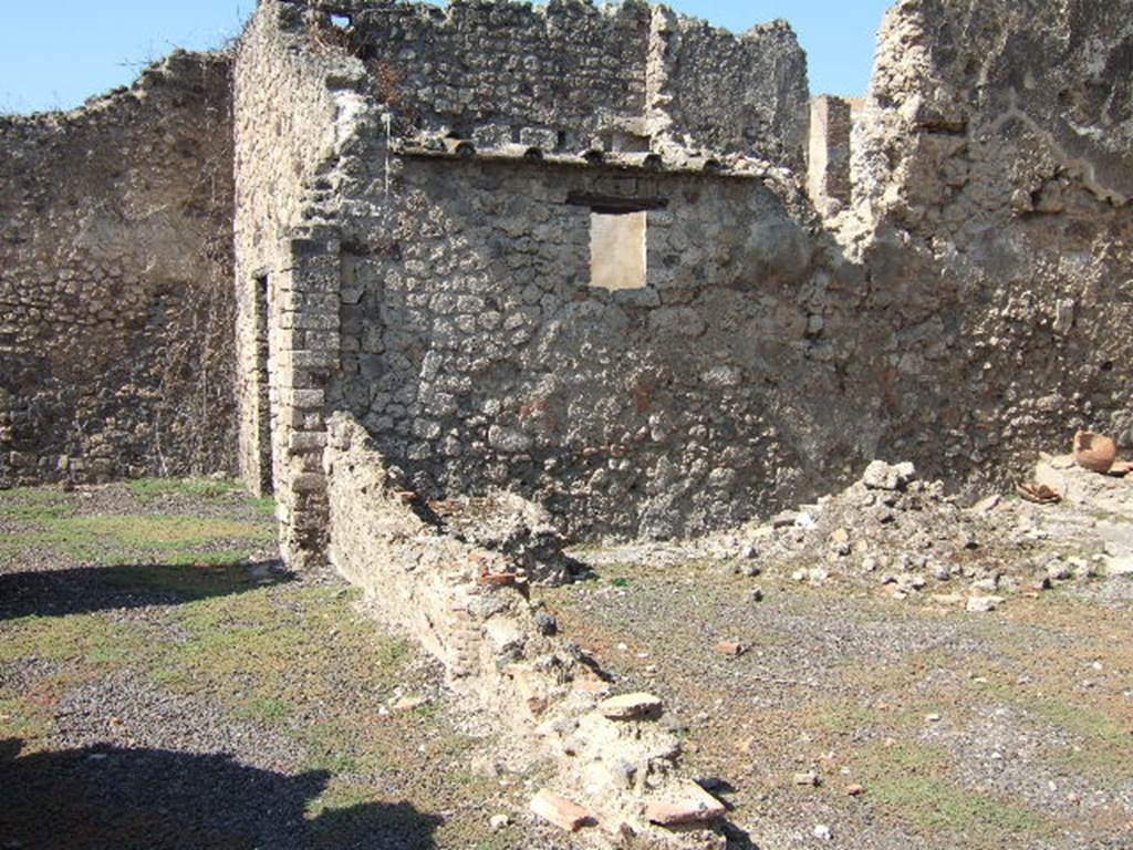 I.8.10 Pompeii. September 2005. Looking north-west across peristyle area 1 to rear rooms 4, 7 and 8.