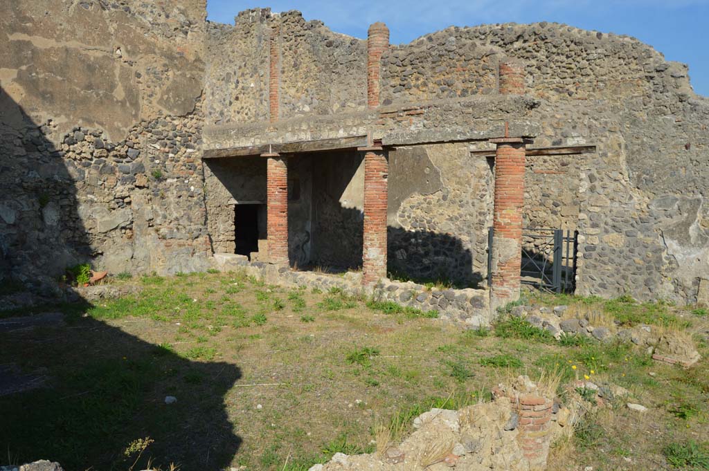 I.8.10 Pompeii. October 2017. Looking towards north-east corner of peristyle area 1.
Foto Taylor Lauritsen, ERC Grant 681269 DÉCOR.

