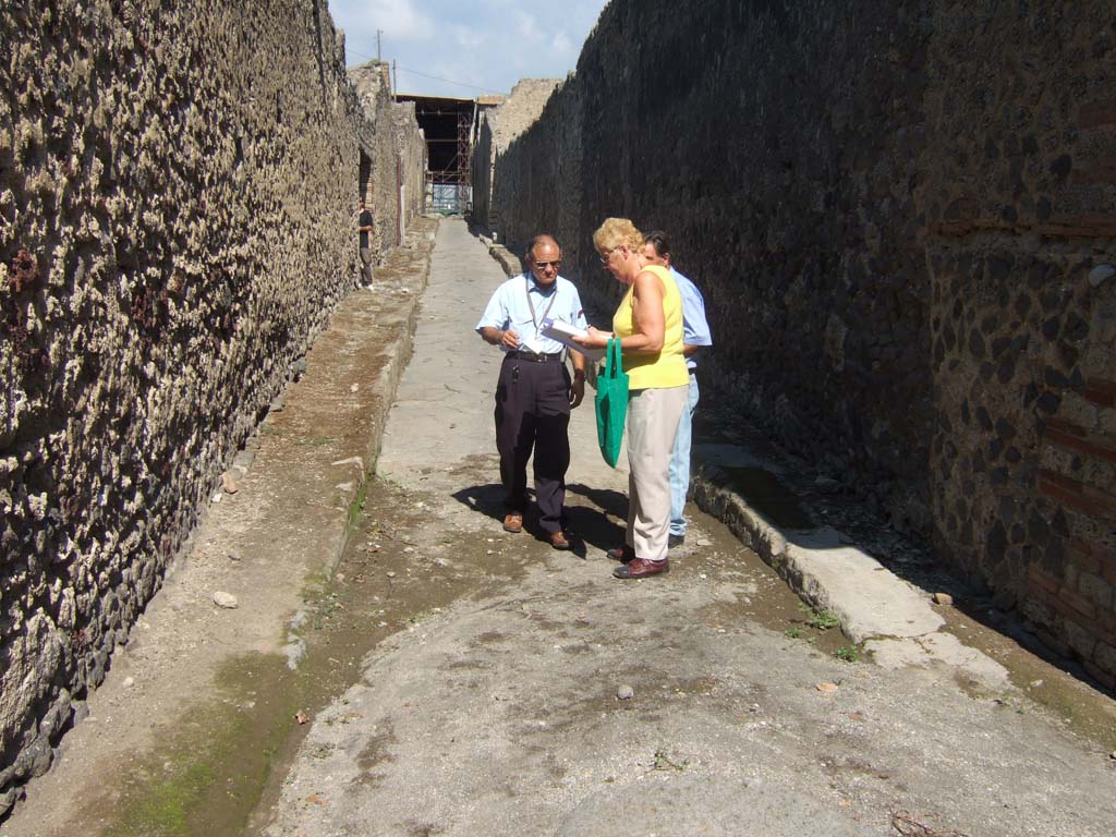 I.8.12 Pompeii, on left. September 2005. Roadway looking north. I.9 on right.