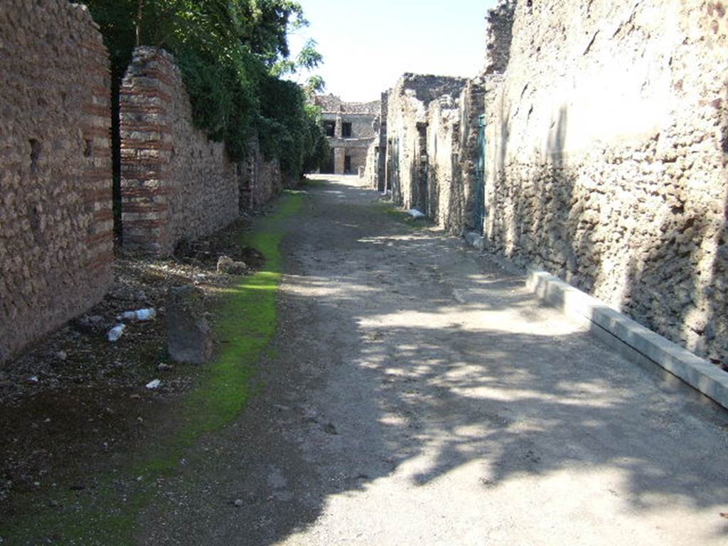 I.8.13 . Officina (di Granius Romanus)
I.18 Via di Castricio looking west I.8.13