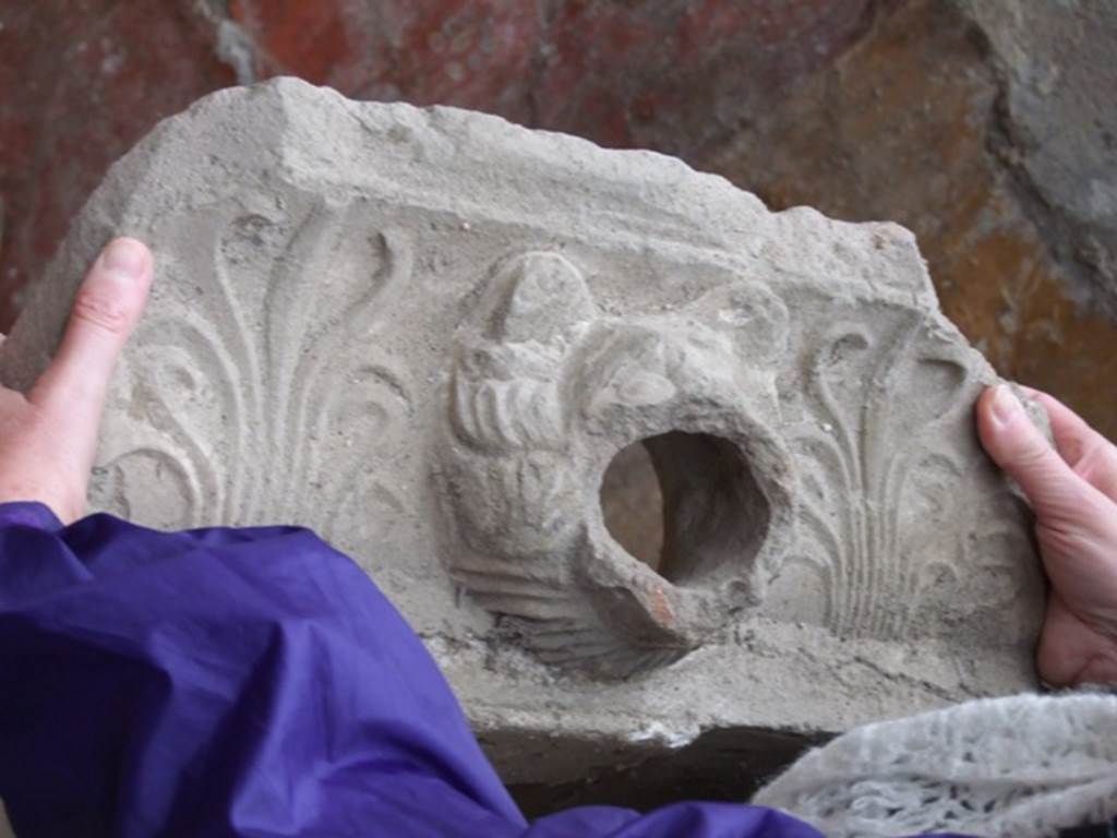 I.8.14 Pompeii. December 2007. Room 9, room in north-east corner. Sima or Grondaia with bear or lion’s head?