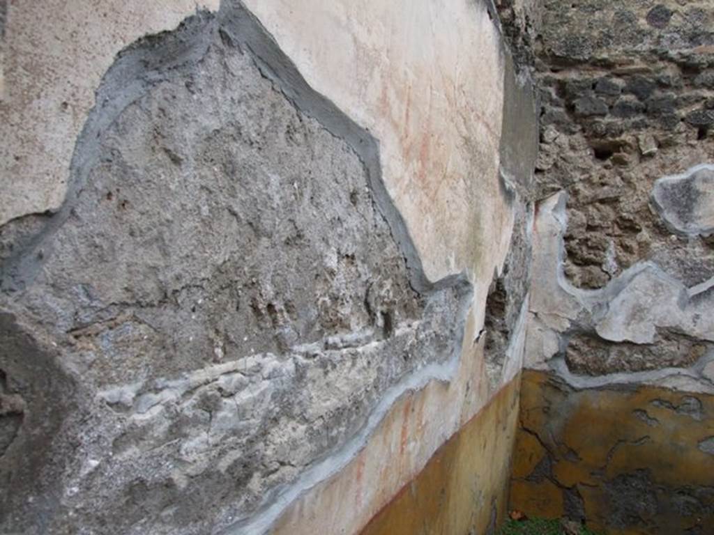 I.8.14 Pompeii. December 2007. Room 5, detail from north wall and north-east corner of cubiculum on east side of atrium. You can see on the N wall the lower part of the vault compared to the flat ceiling that covered the front part of the room.
See/Vedi Carratelli, G. P., 1990-2003. Pompei: Pitture e Mosaici: Vol. I. Roma: Istituto della enciclopedia italiana, p. 838.
