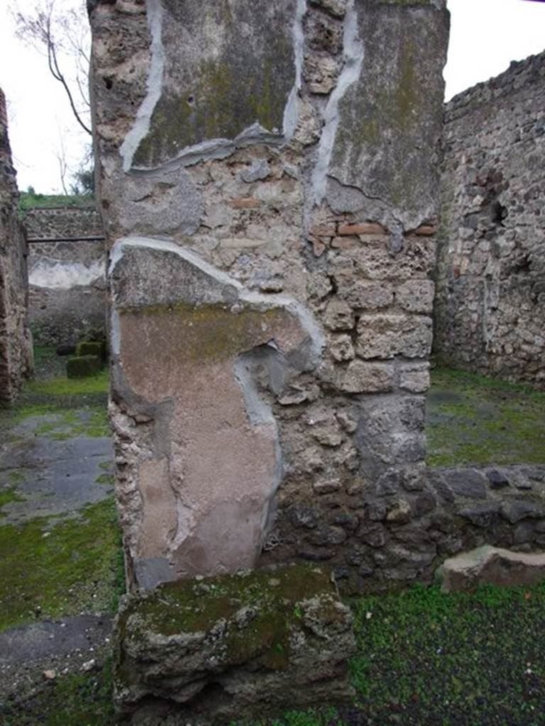 I.8.14 Pompeii. December 2007. 
Detail of plaster on south wall of courtyard/garden 7 on west side of door leading to the atrium 2.



