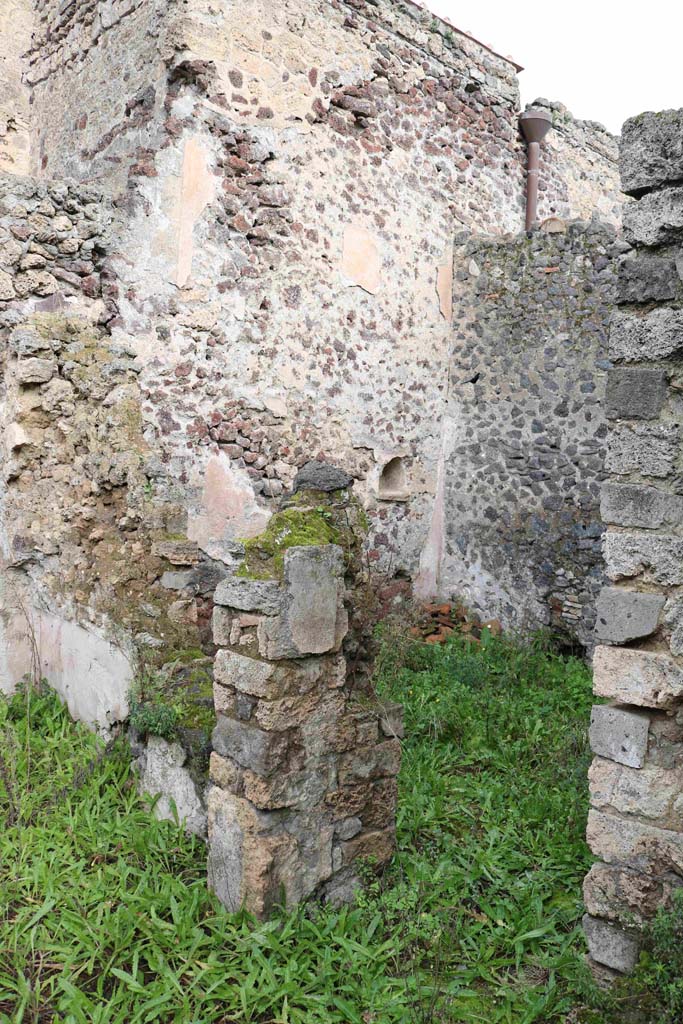 I.8.16 Pompeii. December 2018.
Looking towards north wall with arched niche. Photo courtesy of Aude Durand.