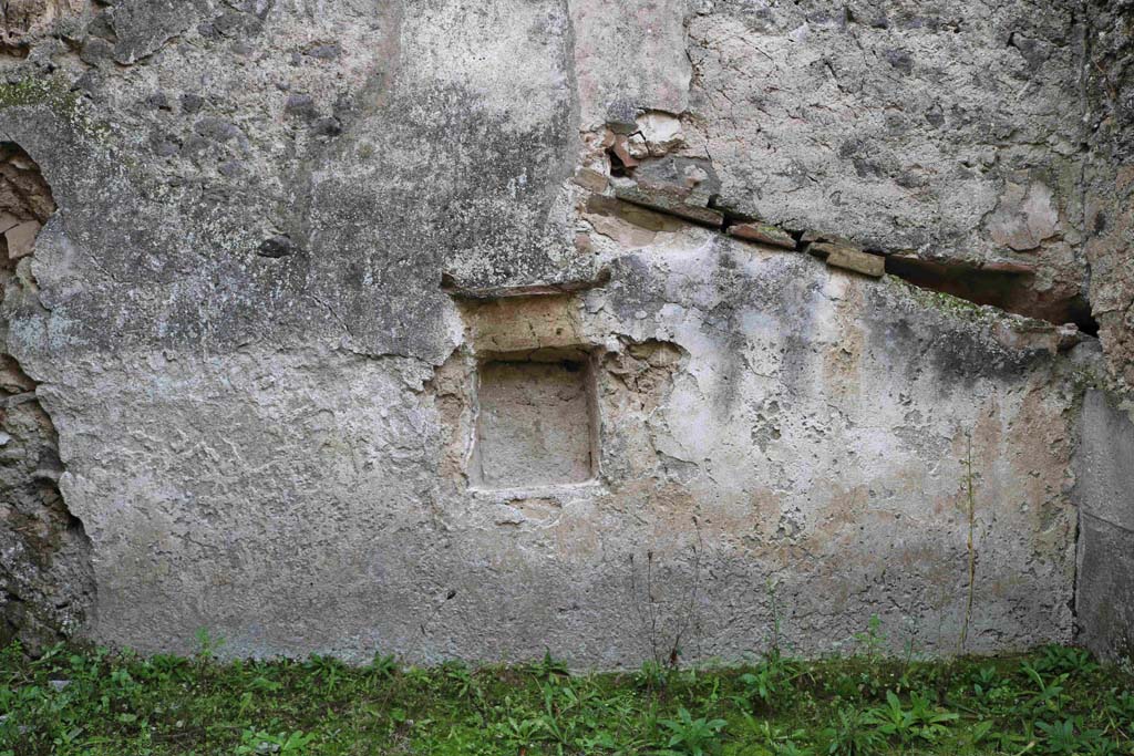 I.8.16 Pompeii. December 2018.
Lower south wall with square niche/recess and site of downpipe, on right. Photo courtesy of Aude Durand.
