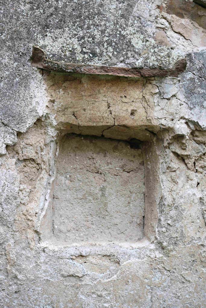 I.8.16 Pompeii. December 2018. Detail of square niche/recess. Photo courtesy of Aude Durand.