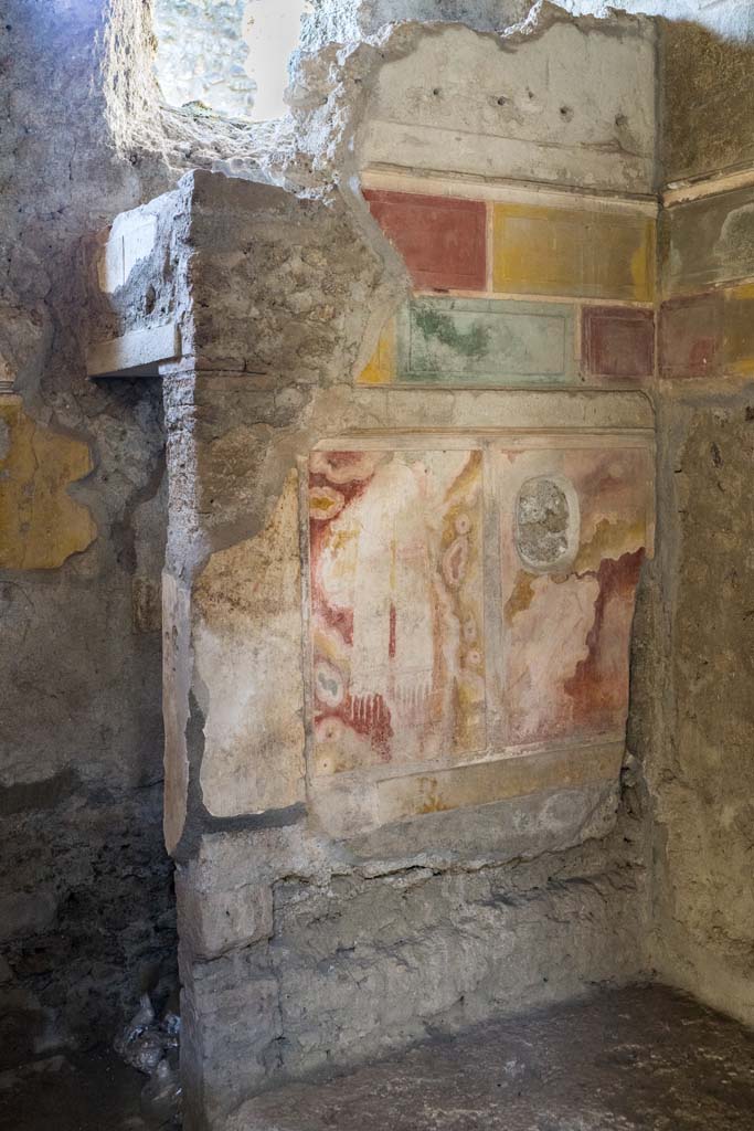I.8.17 Pompeii. December 2021.
Room 15. West wall of alcove. Photo courtesy of Johannes Eber.