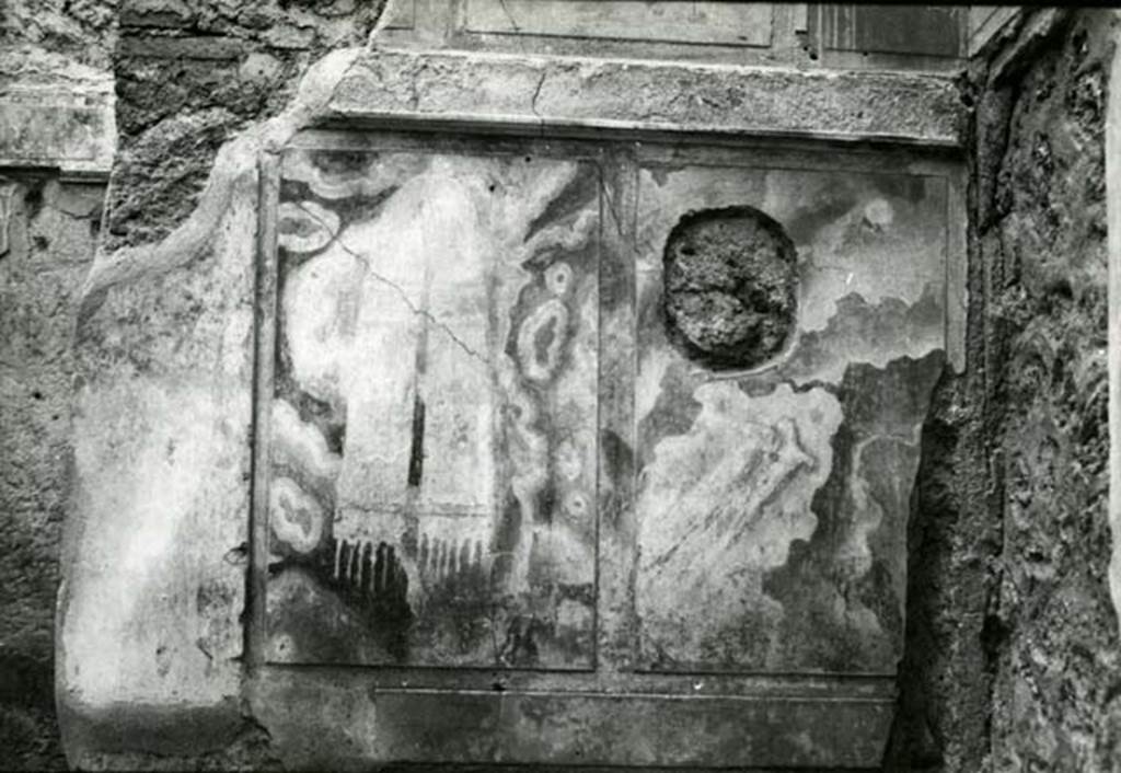 .8.17 Pompeii. 1975. Room 15. Casa dei Quattro Stili, cubiculum 15, alcove, left N of entrance, antechambers, left W wall, detail of marbling. Photo courtesy of Anne Laidlaw.
American Academy in Rome, Photographic Archive. Laidlaw collection _P_75_2_37.