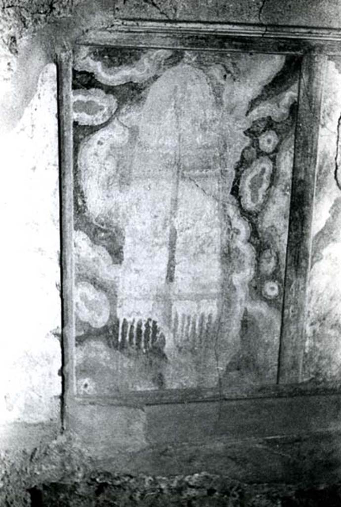 I.8.17 Pompeii. 1965. Room 15. Casa dei Quattro Stili, W zone panel in bed alcove, side detail.
Photo courtesy of Anne Laidlaw.
American Academy in Rome, Photographic Archive. Laidlaw collection _P_65_2_15.
